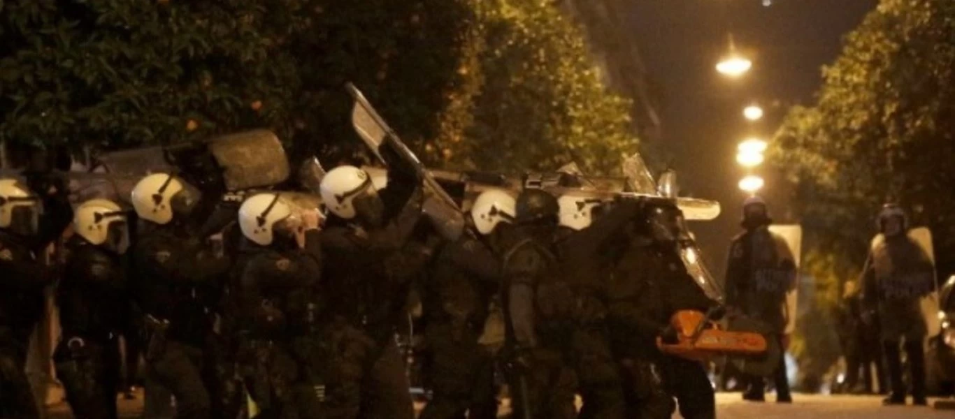Βίντεο από την επιχείρηση της αστυνομίας στο Κουκάκι - Δολοφονικές επιθέσεις από τους κουκουλοφόρους